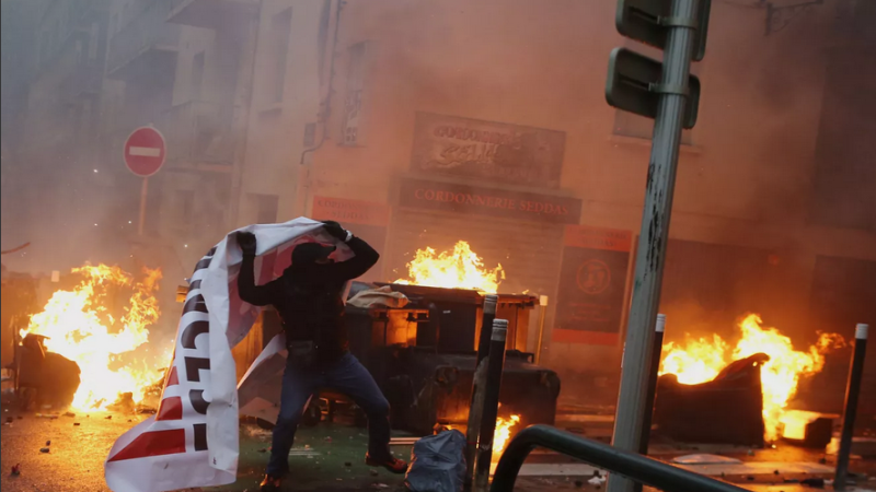 فرنسا: احتجاجات عنيفة في ضواحي باريس واجتماع طارئ للحكومة