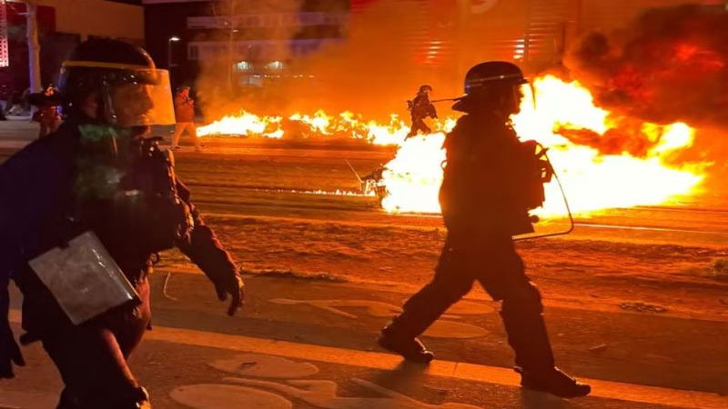 مواجهات عنيفة بين المحتجين والشرطة تُشعل فرنسا