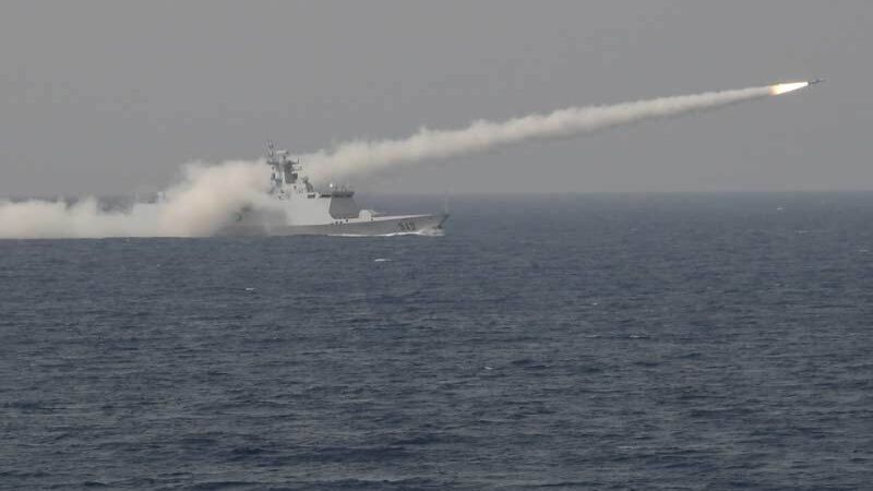 بالصور: الجيش الجزائري يجري مناورات بحرية شملت إطلاق صواريخ من السفن 