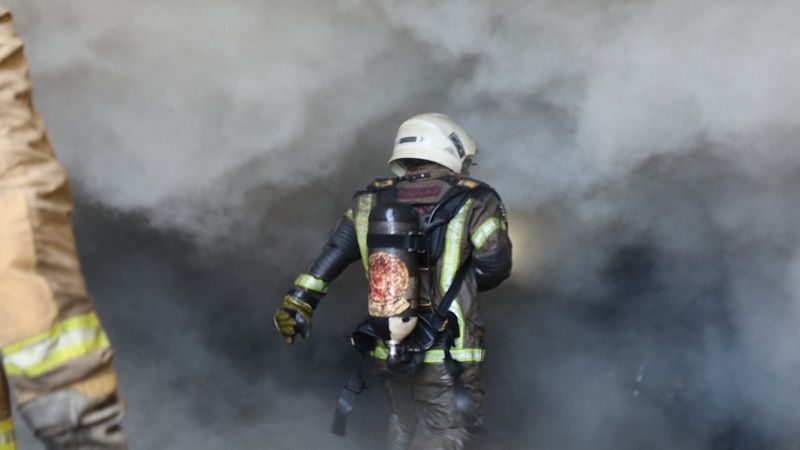 بالصور.. فوج&nbsp;إطفاء الضاحية يستبسل في إخماد حريق مستودع للقماش والبرادي 