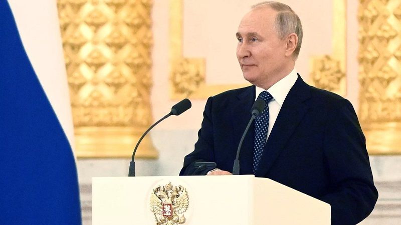 بوتين يحثّ المسؤولين الروس على استخدام سيارات محلية الصنع