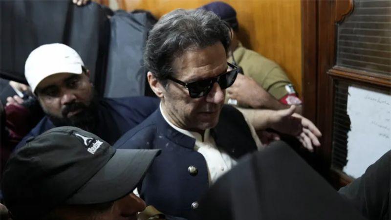 محتجز في ظروف سيئة.. محامو عمران خان يطعنون بقرار المحكمة بسجنه