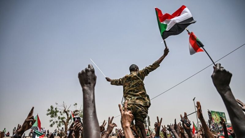 تضارب الروايات بين طرفي النزاع في السودان.. والأوضاع الإنسانية الى مزيد من التدهور