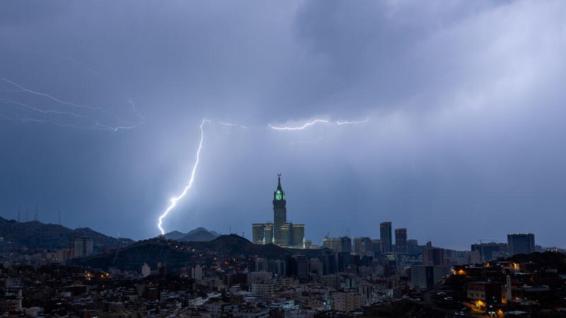 الفيديو: سيول ورياح شديدة تضرب مكة المكرمة