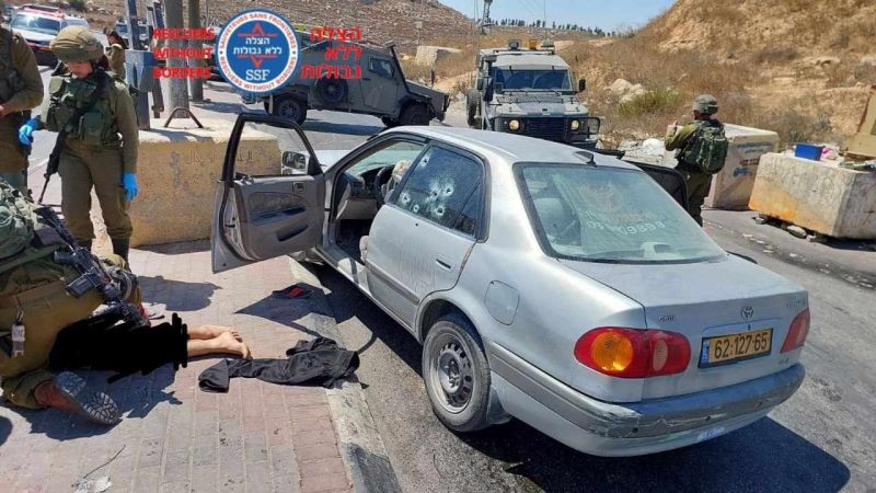 بالصورة: إصابة شاب فلسطيني برصاص الاحتلال بزعم محاولته تنفيذ عملية دهس في الخليل