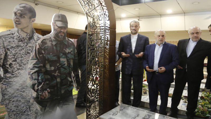 بالصور: وزير الخارجية الإيرانية يزور روضة الشهداء في الغبيري