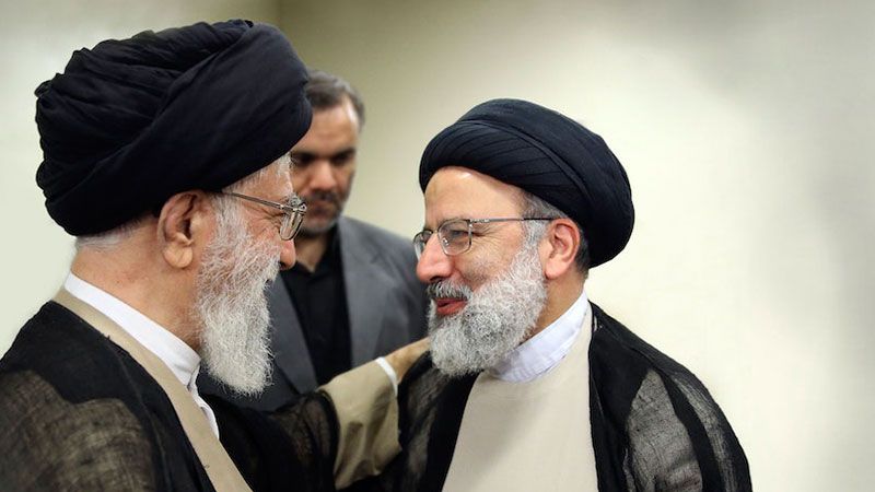 الإمام الخامنئي يتجاوز الدعم التقليدي للحكومات الإيرانية السابقة