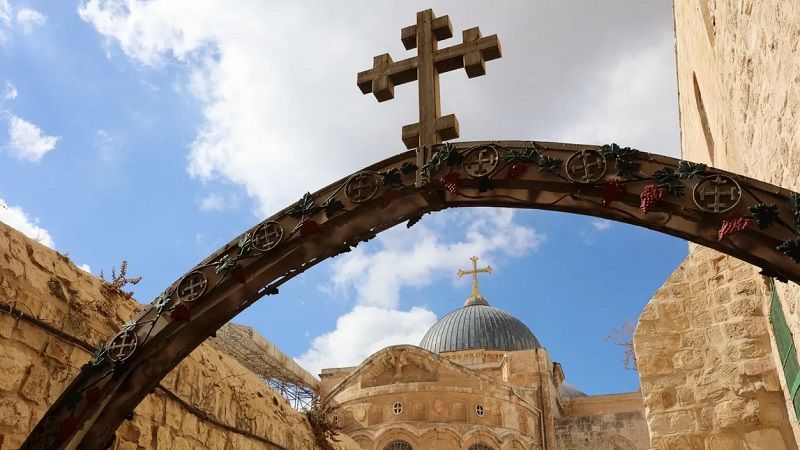 المستوطنون يتطاولون على المسيحيين في القدس المحتلّة