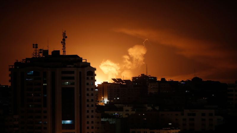 بالصور..حزام ناري عنيف ينفذه العدو الصهيوني شمال قطاع غزة