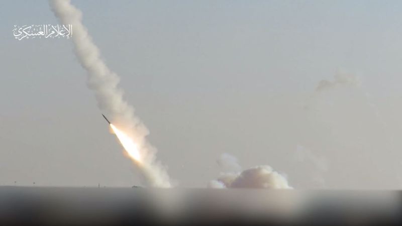 شاهد.. كتائب القسام تطلق رشقات صاروخية تجاه الأراضي المحتلة