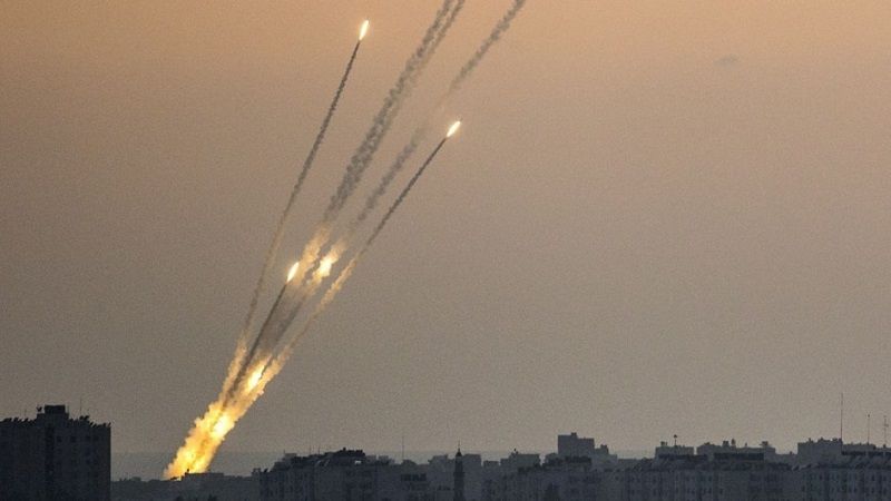  فلسطين المحتلة: كتائب القسام تقصف مجددًا "تل أبيب" برشقة صاروخية رداً على المجازر الصهيونية بحق المدنيين