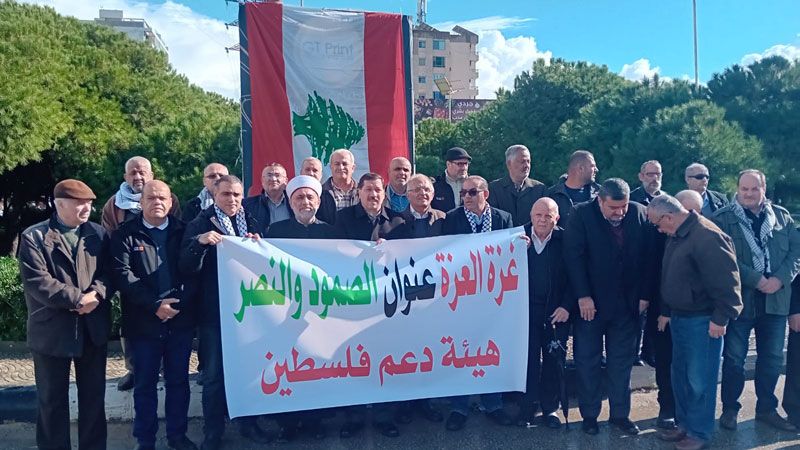 شخصيات طرابلسية ترفع علم فلسطين فوق ساحة القدس في طرابلس