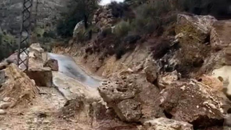بالصورة| لبنان: انهيار صخري يقطع طريقًا في كرم المهر ـ الضنية