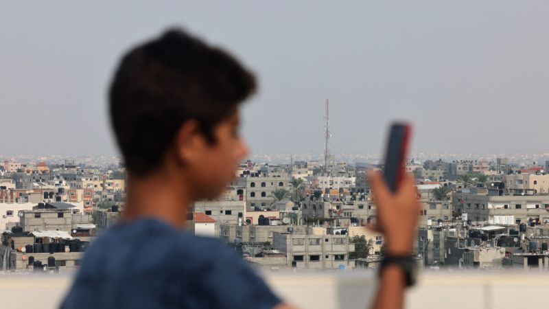 الإعلام الحكومي في غزة: استمرار قطع الاتصالات والانترنت جريمة متكاملة مع سبق الإصرار