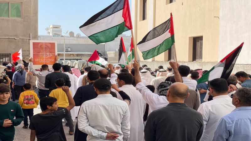 البحرين: البحرينيون يوجهون التحية ويعبرون عن شكرهم للسيد حسن نصر الله خلال مسيرة شعبية عقب صلاة الجمعة في الدراز