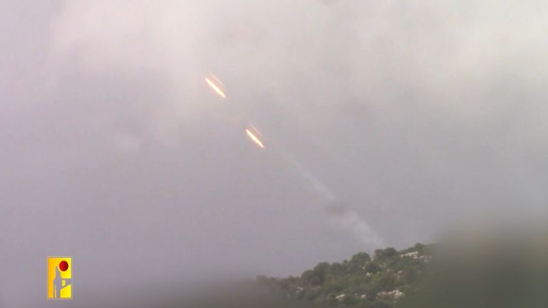 بالفيديو: المقاومة الإسلامية تُطلق صليات صاروخية باتجاه قاعدة &quot;ميرون&quot;