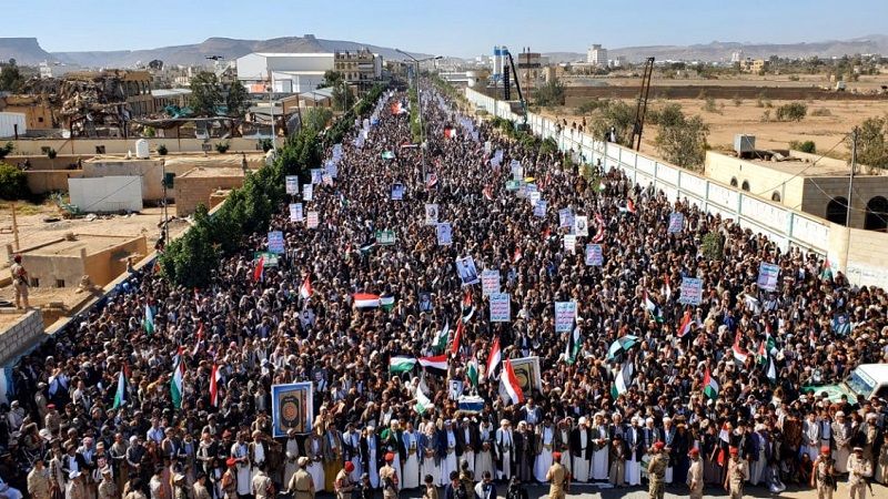 &quot;اليمن وفلسطين خندق واحد&quot;... مسيرات مليونية في صنعاء والمدن اليمنية الأخرى