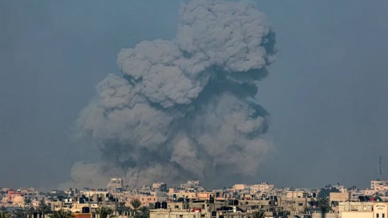 فلسطين المحتلة: طيران الاحتلال الحربي يشن عدة غارات في محيط منطقة المغربي في مدينة غزة