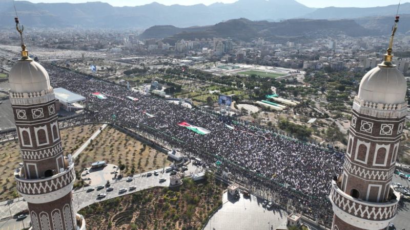 اليمن: توافد جماهيري كبير إلى ميدان السبعين بالعاصمة صنعاء للمشاركة في مسيرة "مع غزة ملتزمون حتى النصر"