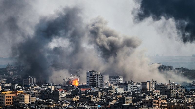 فلسطين: شهيدان وجرحى باستهداف العدو منزلًا في دير البلح وسط غزة