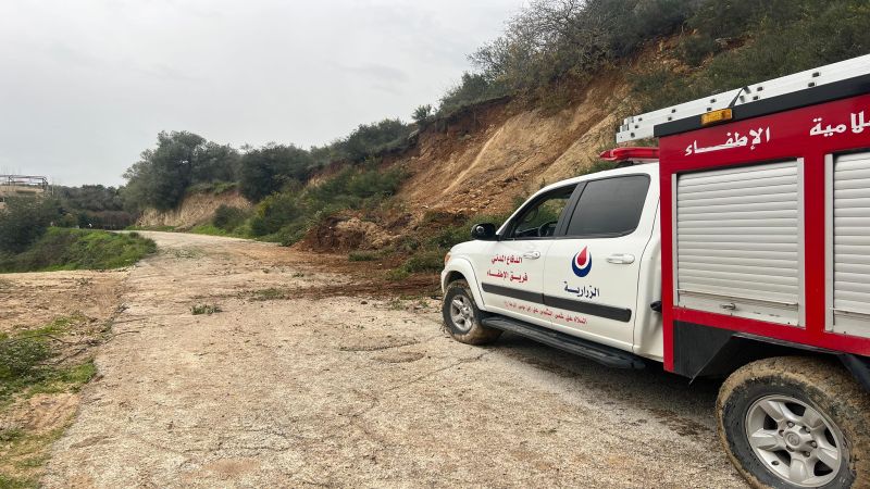 لبنان: الدفاع المدني يفتح طريقًا في الزرارية كان قد أقفل جراء انجراف التربة