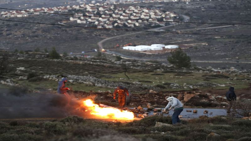 فلسطين المحتلة: مستوطنون يحرقون غرفًا زراعية للفلسطينيين في قرية ظهر العبد جنوب غرب جنين