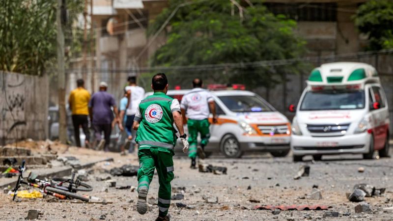 الهلال الأحمر الفلسطيني: استشهاد مسعف وإصابة آخرين جراء إطلاق الاحتلال النار عليهم في المنطقة ما بين مستشفى المعمداني ومستشفى الشفاء في مدينة غزّة 