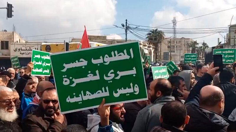 رفضًا لنقل البضائع إلى الاحتلال.. أردنيون يتجمّعون قرب الحدود مع فلسطين المحتلة