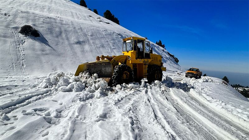 لبنان: جرافات وزارة الأشغال تفتح طريق القموعة - الشنبوق - القبيات - بيت جعفر المقطوعة بالثلج