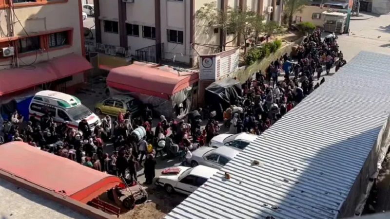 وزارة الصحة بغزة: قوات الاحتلال الاسرائيلي تبقي 5 كوادر طبية مع 120 مريضًا في مبنى ناصر القديم وتتركهم بلا كهرباء وبلا ماء وبلا طعام وبلا أوكسجين