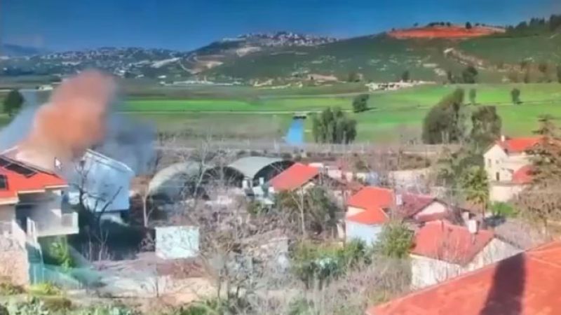 إعلام العدو| بالفيديو: لحظة سقوط صاروخ على مبنى في "المطلّة" قبل قليل