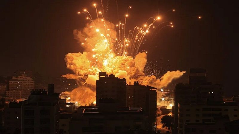 غارة صهيونية استهدفت شارع الوحدة وسط مدينة غزة