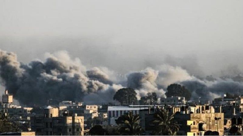 فلسطين المحتلة: انفجارات عنيفة في غزة ناجمة عن عمليات نسف يقوم بها الاحتلال بمنطقة مجمع الشفاء الطبي ومحيطه