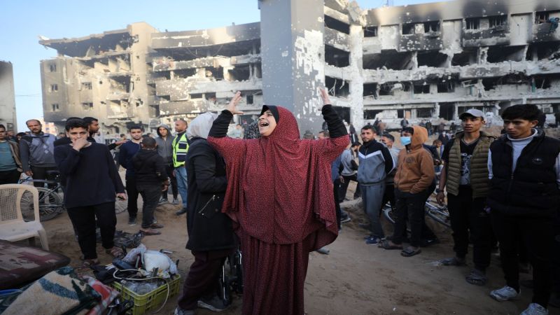 فلسطين: الطواقم الطبية تعمل حتى الآن على انتشال جثامين الشهداء داخل مجمع الشفاء الطبي وفي محيطه