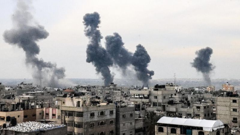 قصف جويّ ومدفعي وبحري على مخيّم النصيرات &lrm;
