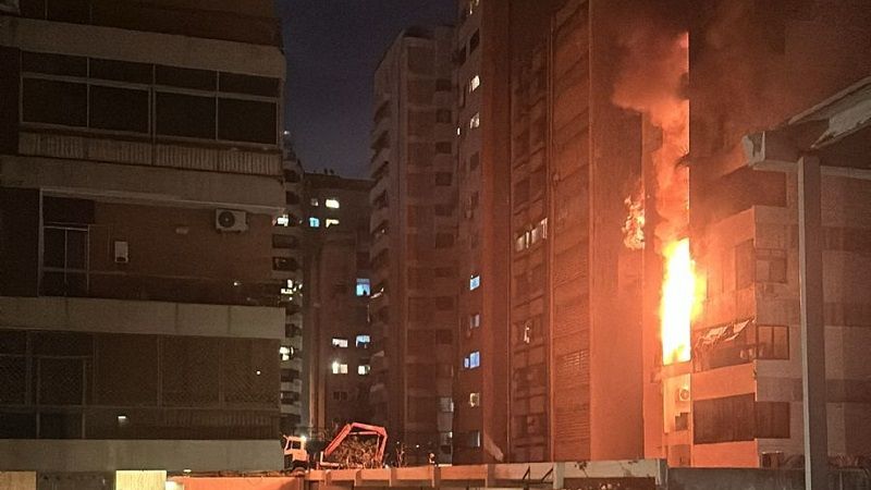 لبنان: حريق كبير داخل مبنى في تلة الخياط وفوج إطفاء بيروت يعمل على مساعدة المحتجزين وإخماد النيران