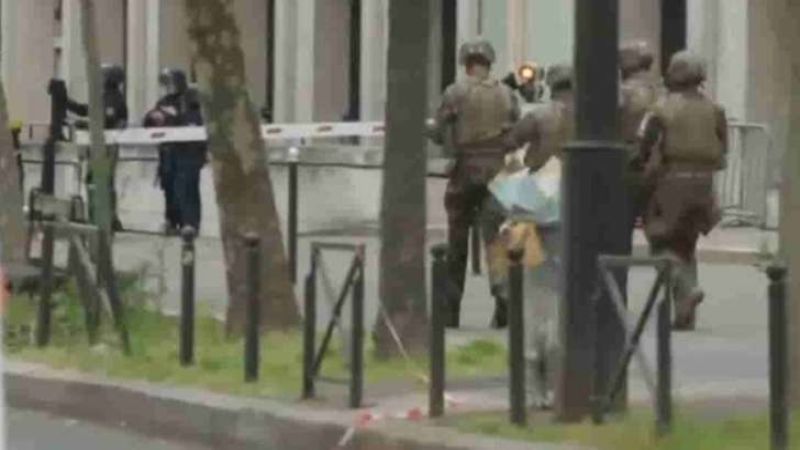 فرنسا| "أ.ف.ب": الشرطة الفرنسية تقتحم قنصلية إيران بباريس بناء على طلبها بعد رصد رجل يدخل إليها حاملًا قنبلة يدوية أو سترة ناسفة