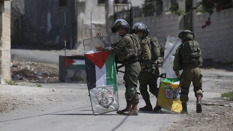 إعلام العدو: إصابة مستوطن بعد محاولته نزع علم فلسطين ما أدى إلى انفجار عبوة كانت موضوعة بداخله شمال شرق رام الله