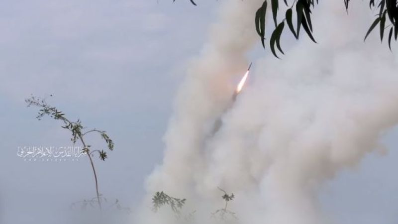 فيديو.. إطلاق رشقة صاروخية على بئر السبع