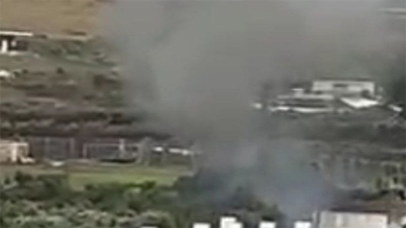 إعلام العدو: اشتعال النيران في قرية الغجر بعد سقوط صاروخ مضاد للدروع