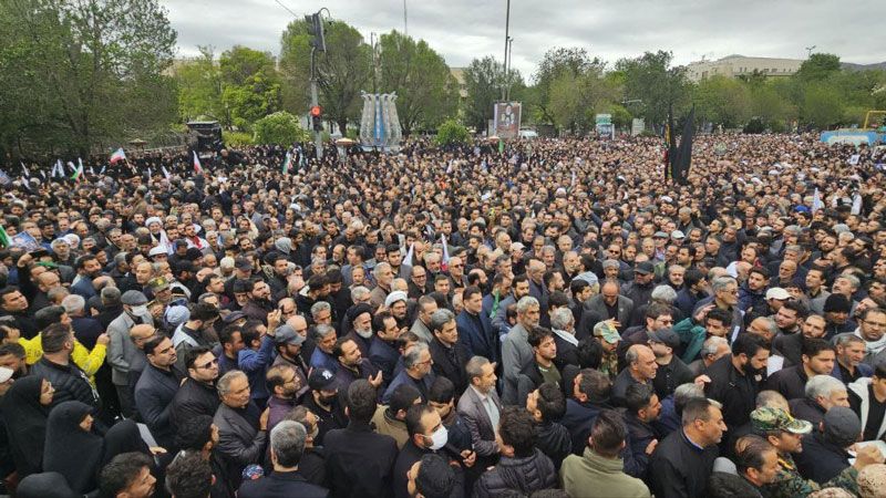 الآلاف يشيّعون الرئيس الإيراني ورفاقه في مدينة تبريز