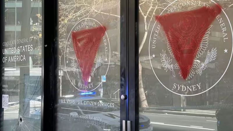 أستراليا: تحطيم نوافذ القنصلية الأميركية في سيدني ورسم مثلثات حمراء فوق شعارها&nbsp;