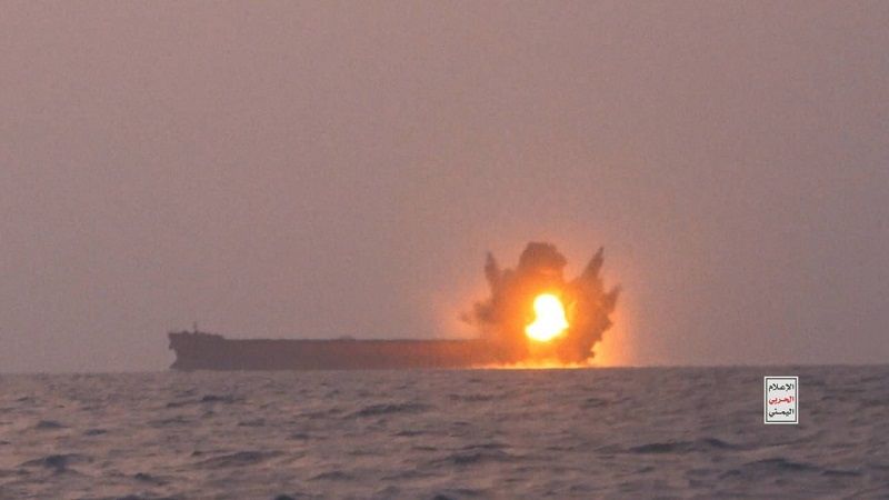 فيديو| القوات المسلحة اليمنية: استهداف سفينة بزورق &quot;طوفان المدمر&quot; المسيّر