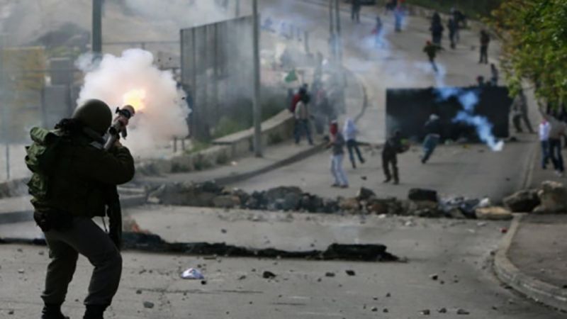 فلسطين: اندلاع مواجهات بين شبان وقوات الاحتلال في بلدة سِنجِل شمال رام الله في الضفة المحتلة