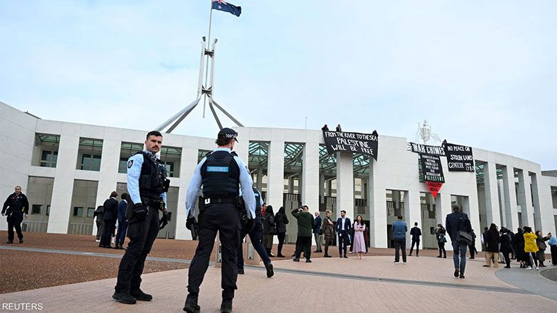 متظاهرون داعمون لفلسطين يعتلون مبنى البرلمان في أستراليا 