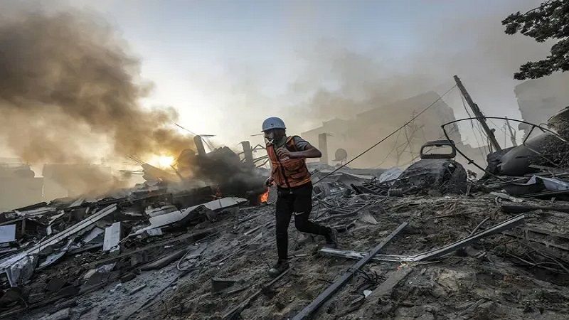 الدفاع المدني الفلسطيني: طواقمنا تبذل جهودًا للسيطرة على حريق اندلع في مخازن 'البويا والدهان' بمنطقة الرمال وسط مدينة غزة