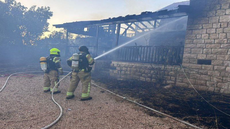  إعلام العدو: فرق الإطفاء تحاول السيطرة على الحريق الذي اندلع داخل مبنى في المطلة