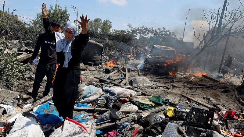 الدفاع المدني بغزة: الوضع بمواصي خان يونس صعب للغاية وطواقمنا تحاول انتشال جثامين الشهداء