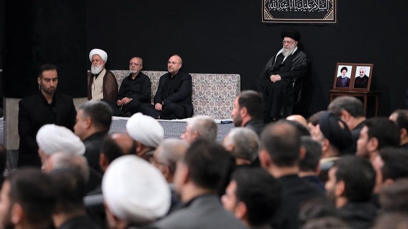بالصور: حضور الإمام الخامنئي في إحياء مجلس عزاء ليلة عاشوراء