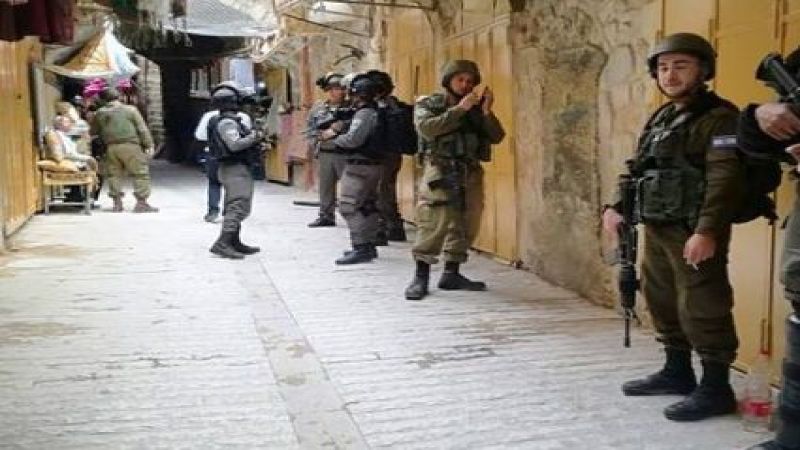 فلسطين: قوات الاحتلال تعتقل والدة المُطارد معاوية رياشي من بلدة عزون شرق قلقيلية للضغط عليه لتسليم نفسه
